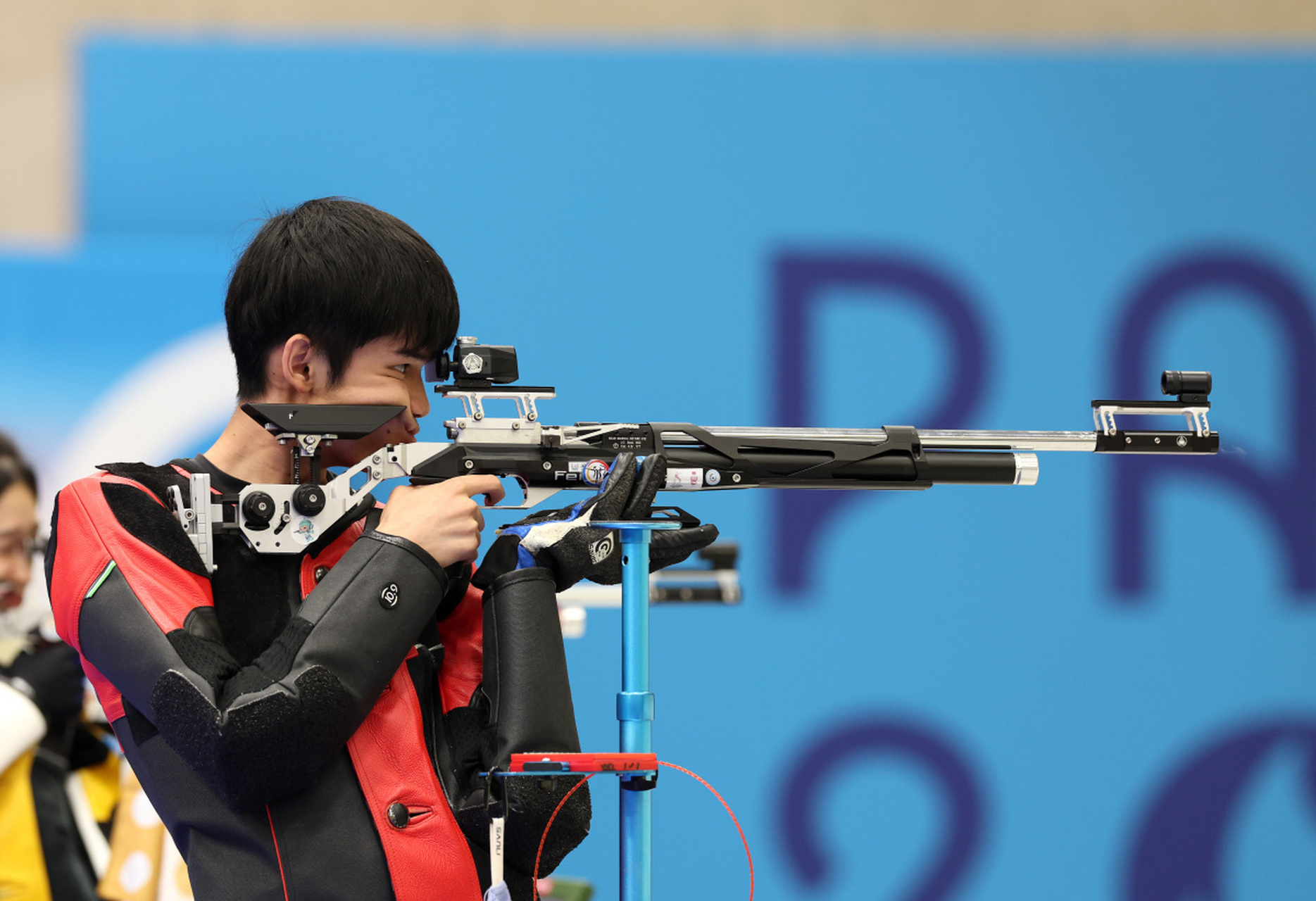 射击运动员在比赛中准确无误(运动员在进行射击训练时,总是用一只眼对准准星和目标) 射击运动员在比赛中准确无误(运动员在进行射击训练时,总是用一只眼对准准星和目标)