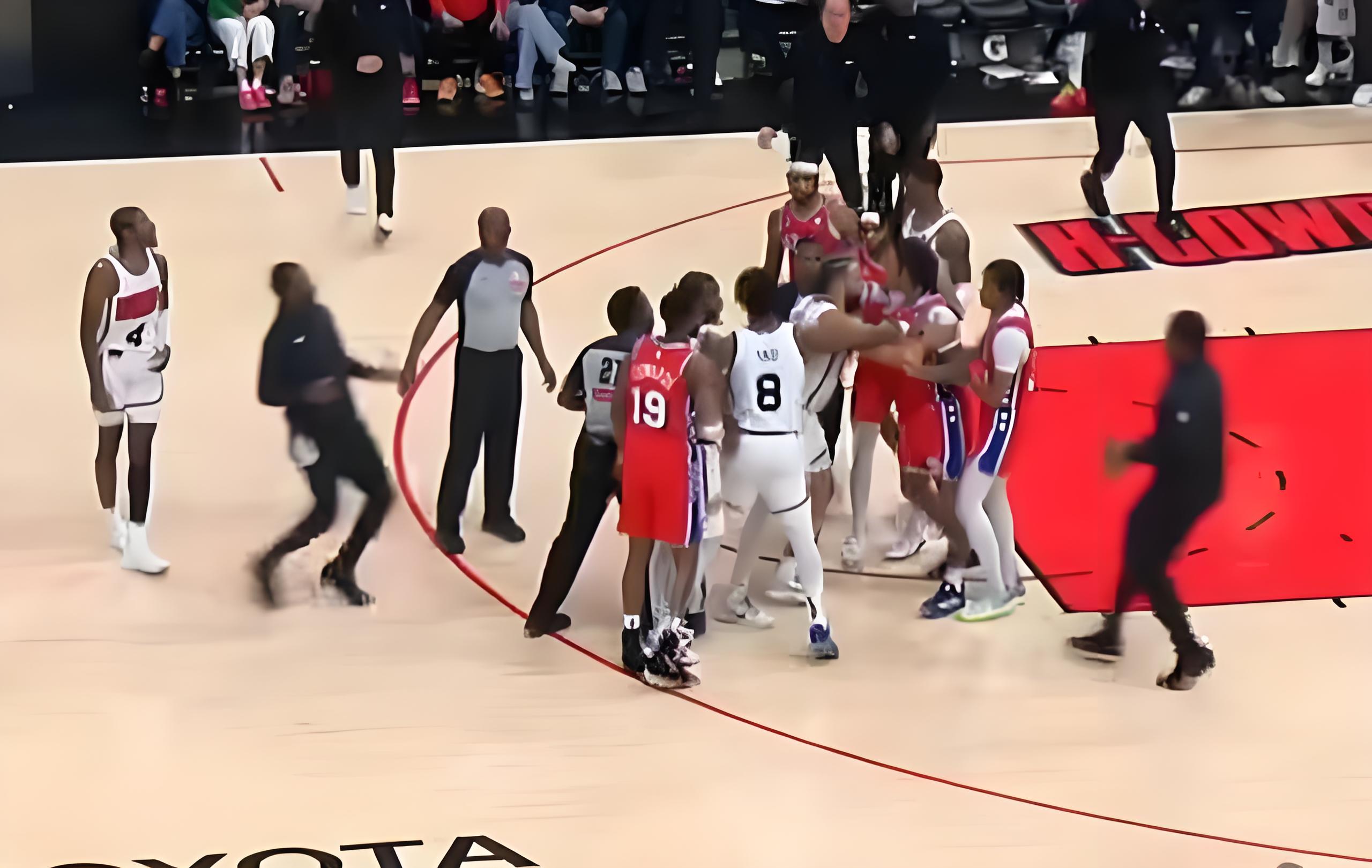 火箭主场惨遭开拓者逆转,球迷心情低落(2021年1月29日火箭对开拓者比赛录像) 火箭主场惨遭开拓者逆转,球迷心情低落(2021年1月29日火箭对开拓者比赛录像)