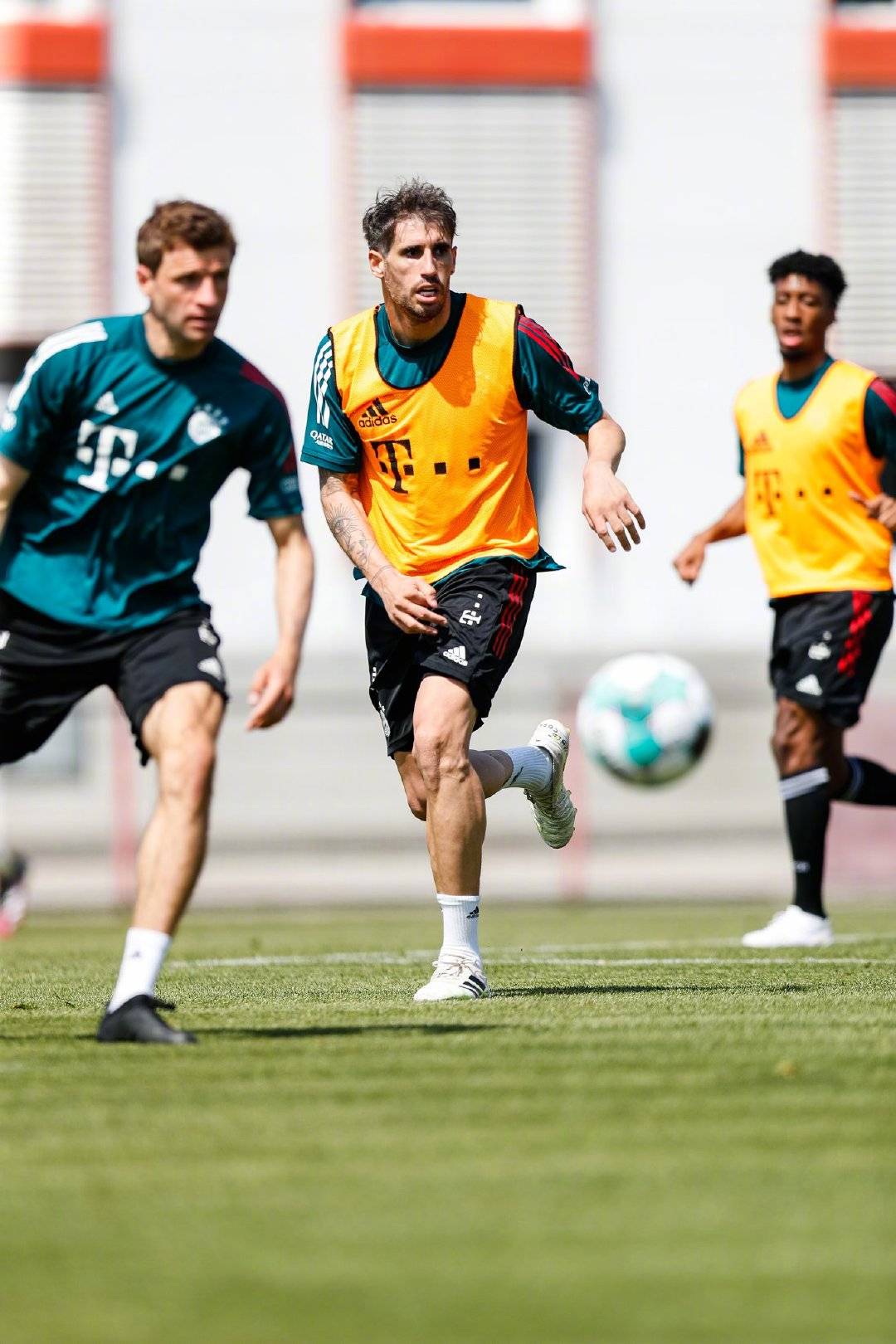 aoa体育视频-拜仁队备战关键比赛，全队集结备战迎接挑战