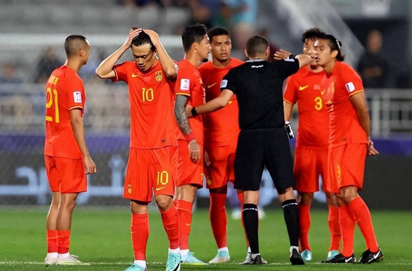 在广州队赛场上演中超,爆冷,引发球迷泪目的简单介绍 在广州队赛场上演中超,爆冷,引发球迷泪目的简单介绍