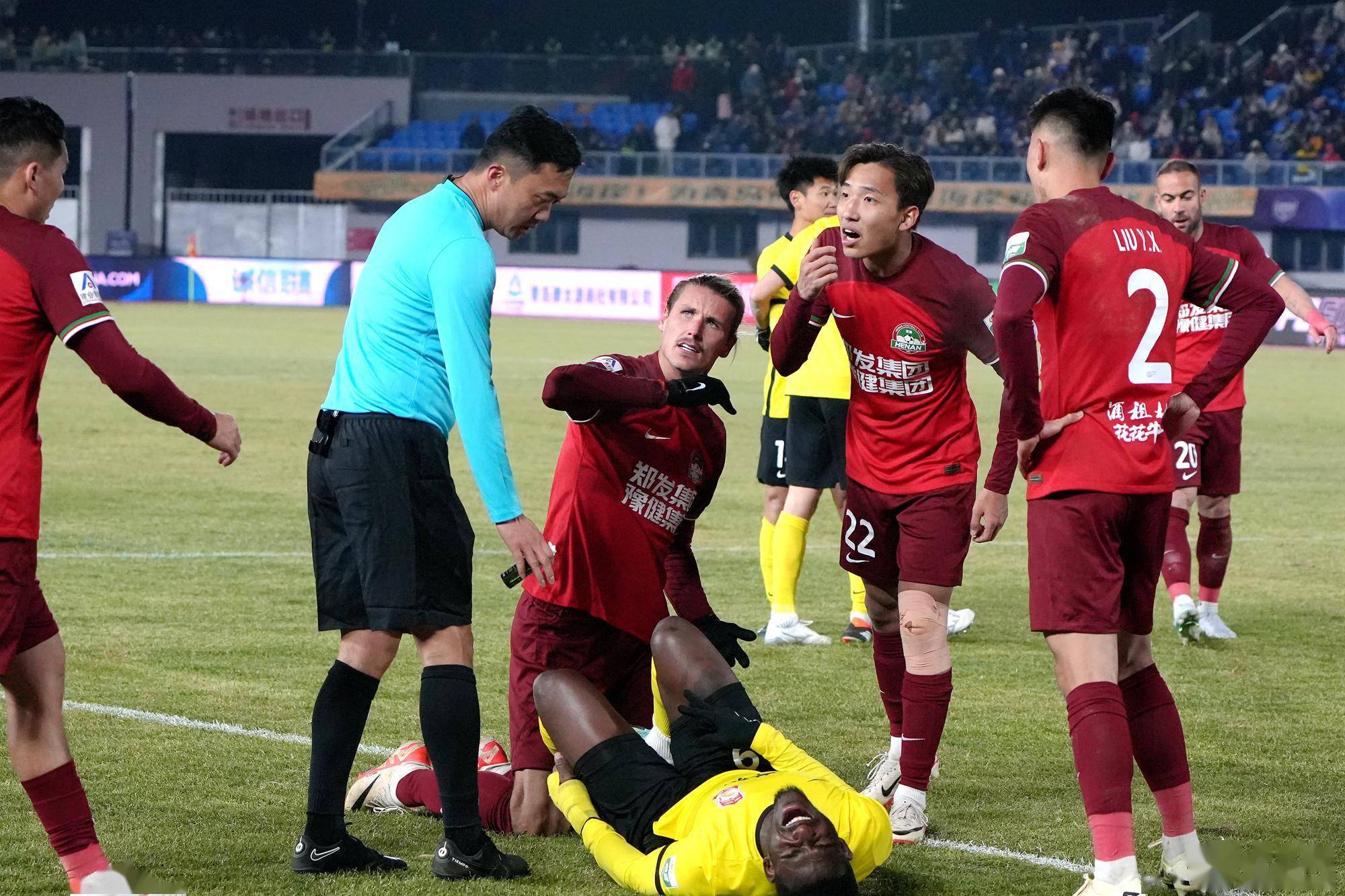 关于在深圳队赛场上演中超,破门,引发教练席炸锅的信息 关于在深圳队赛场上演中超,破门,引发教练席炸锅的信息