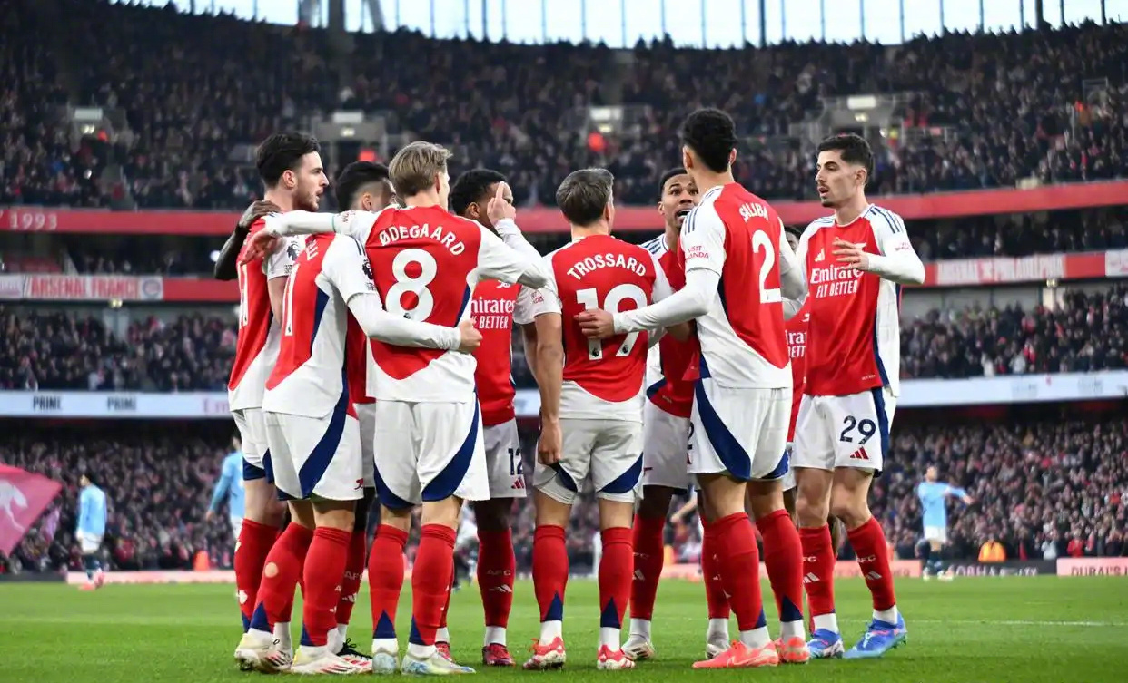 包含曼城猛胜对手，小组出线前景迈入正轨的词条