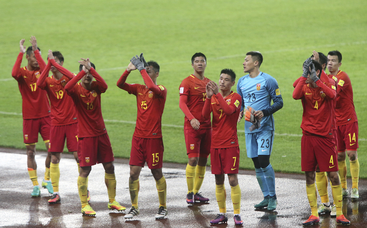 足球比赛中球队备战充分,全力以赴拼搏 足球比赛中球队备战充分,全力以赴拼搏