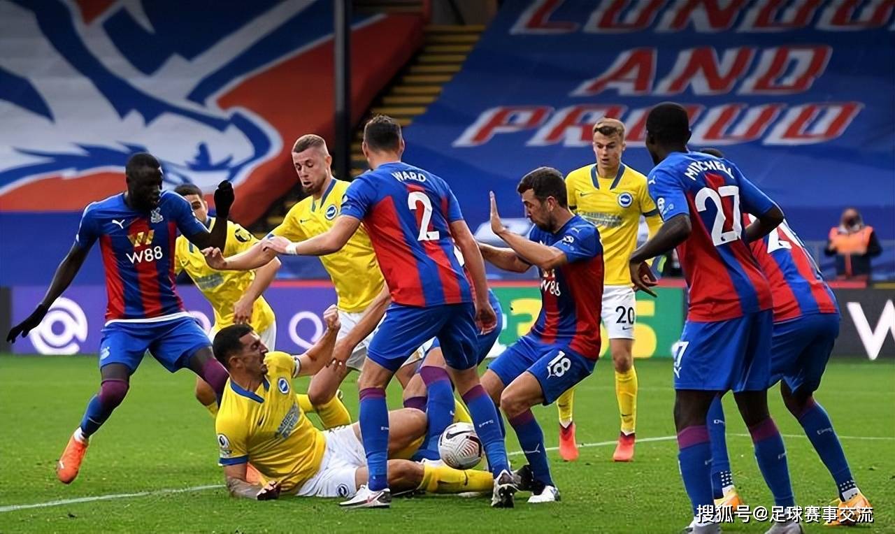 激烈足球比赛中球员场上默契配合 激烈足球比赛中球员场上默契配合