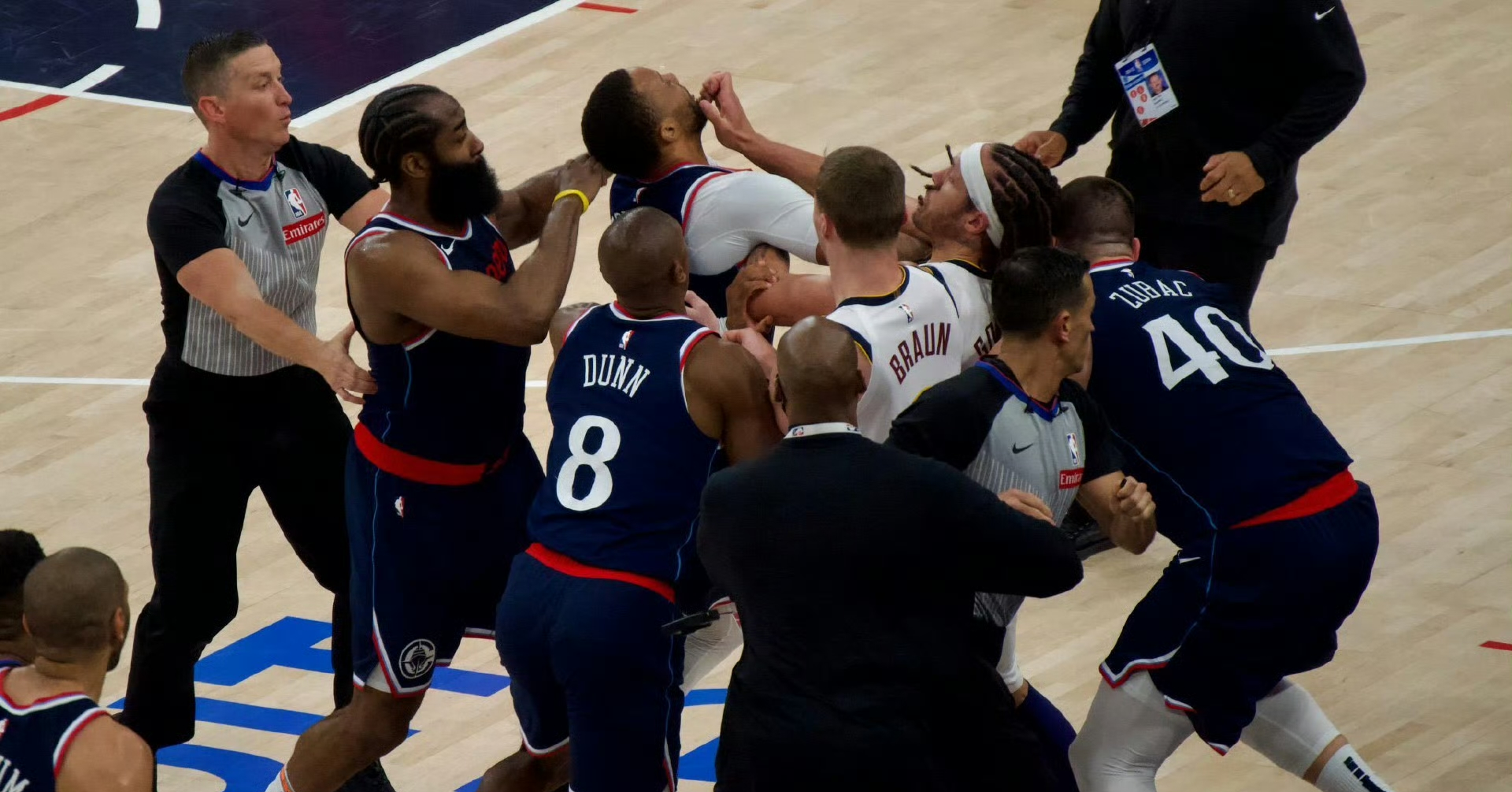 aoa体育活动-球员们的默契配合，令人赞叹不已