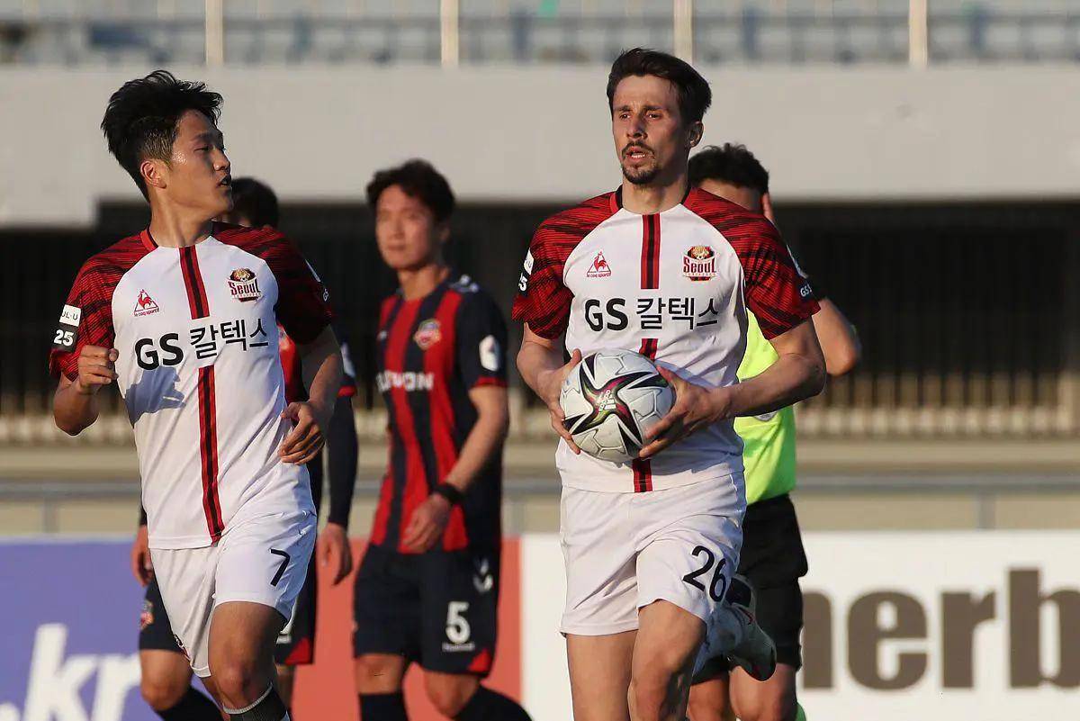 首尔FC球员集训日常曝光,备战下轮对手 首尔FC球员集训日常曝光,备战下轮对手