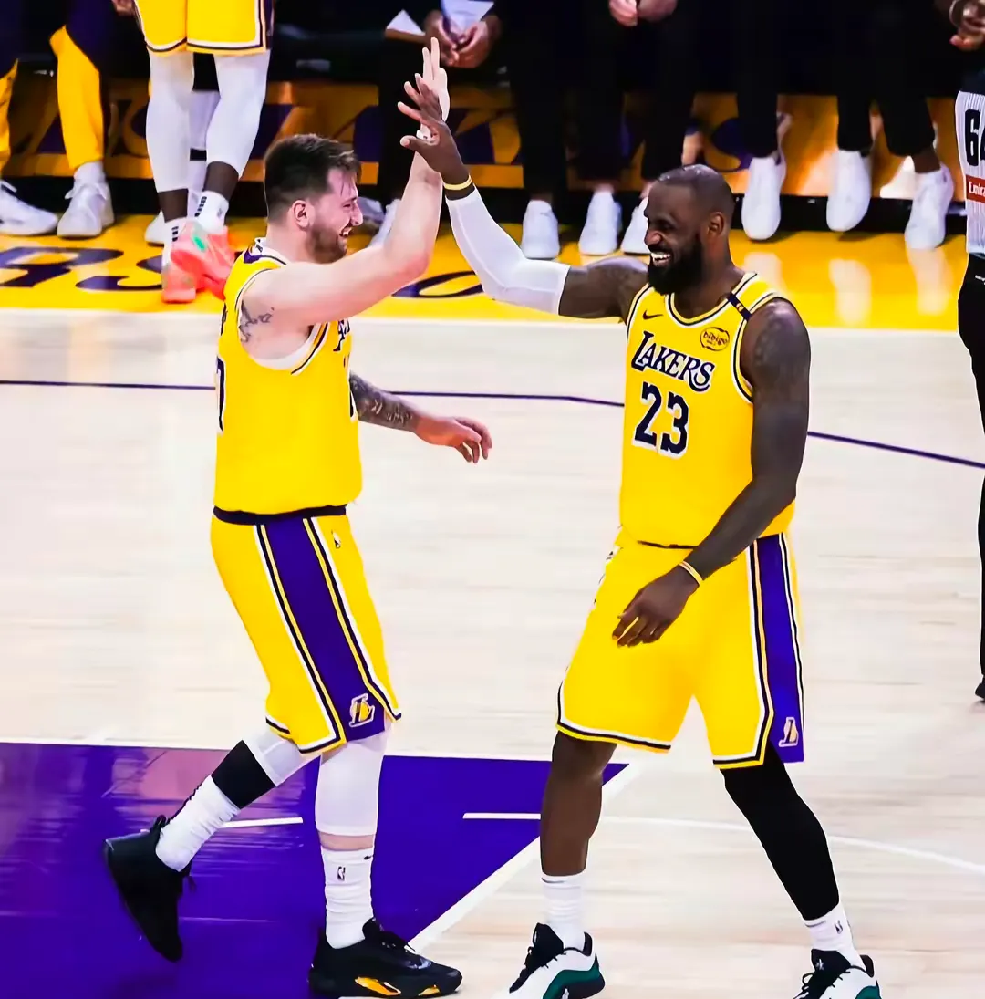 湖人连胜开局领先开拓者东区半决赛