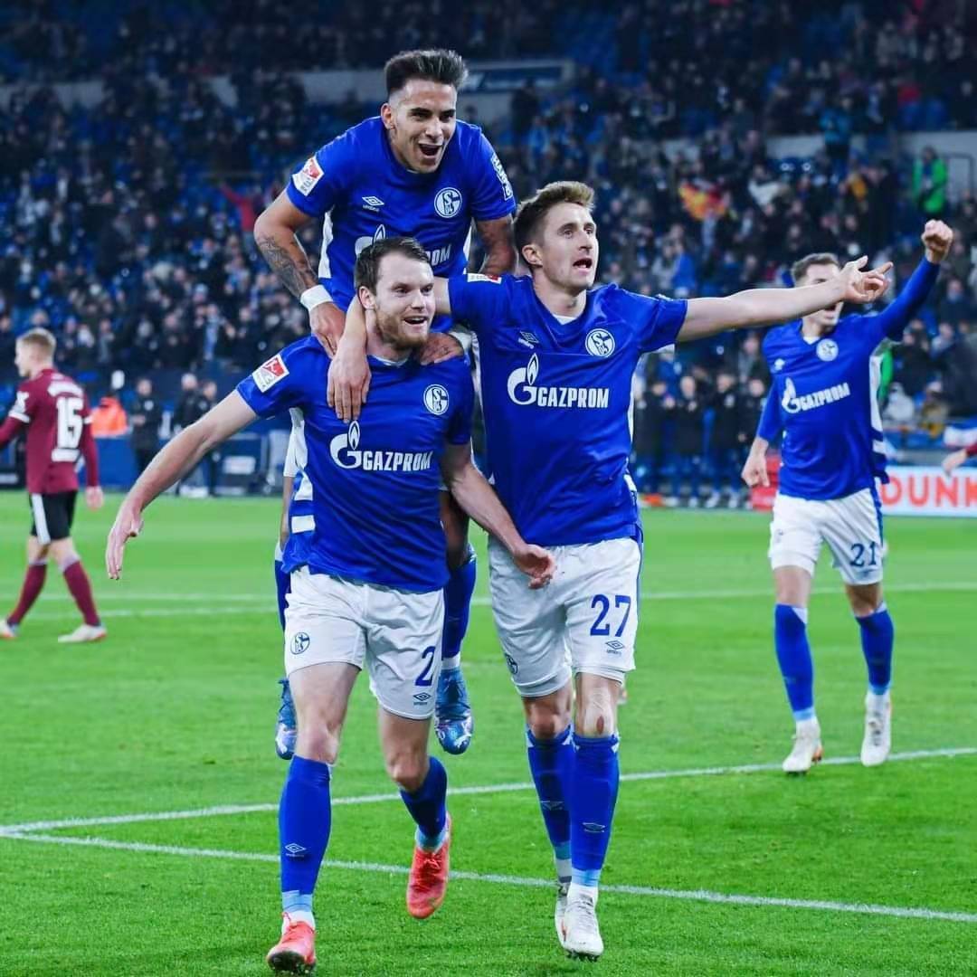 关于沙尔克客场战平对手，稳固中游排名的信息