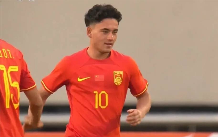 aoa体育娱乐-乌克兰梦幻体现，后防支柱力保让球少失的简单介绍