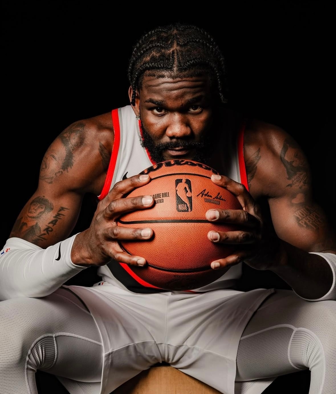 湖人队成功签下状元秀，加强内线实力备战新赛季的简单介绍