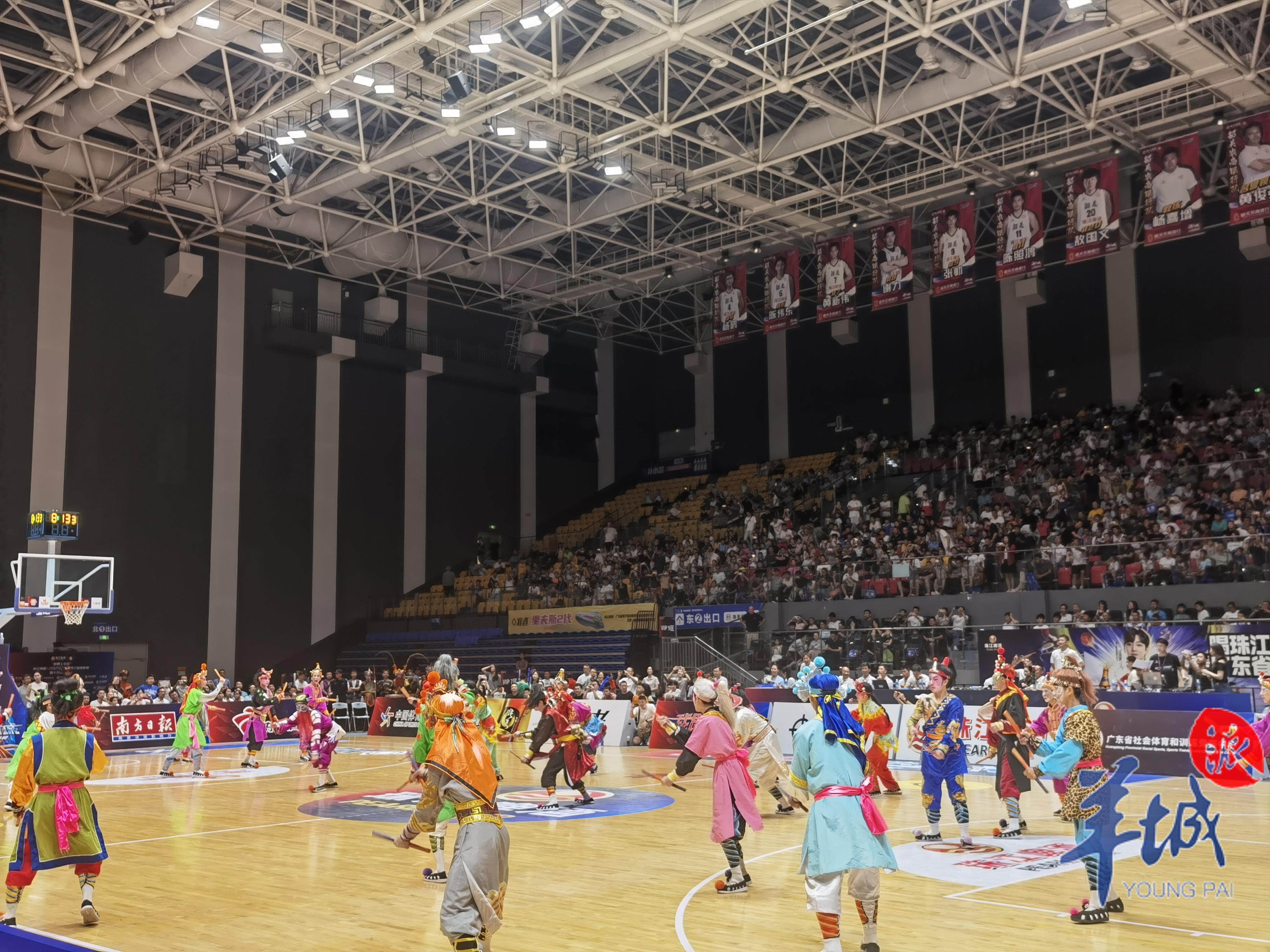 主场气氛热烈,球迷席上高唱队歌为球队加油的简单介绍 主场气氛热烈,球迷席上高唱队歌为球队加油的简单介绍