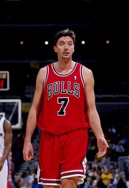 aoa体育教练-公牛逆转马刺获胜，年轻球员崭露头角的简单介绍