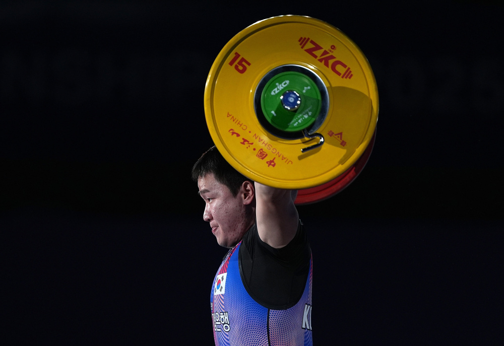 aoa体育馆-俄罗斯选手在举重比赛中勇夺冠军