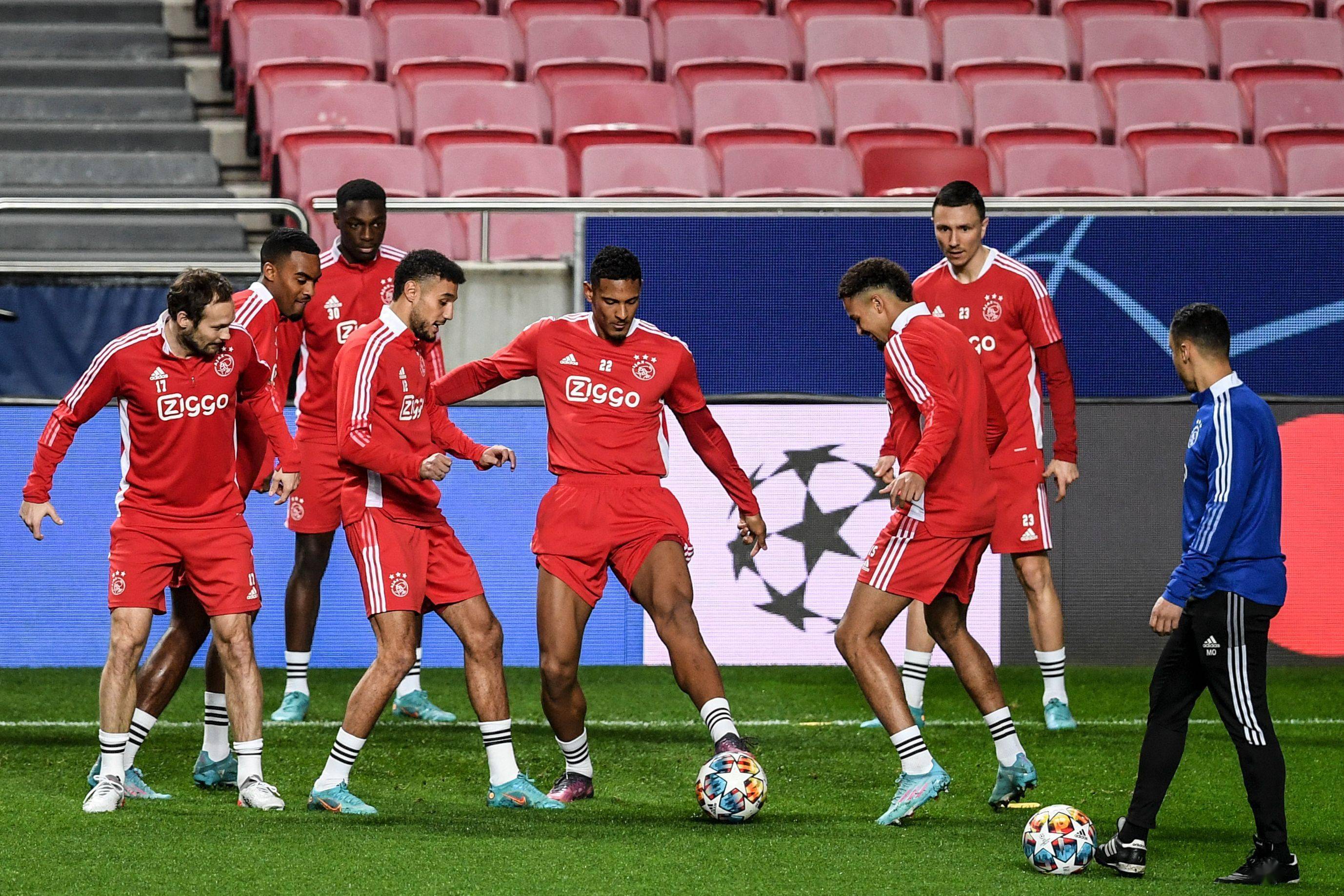 阿贾克斯主场大胜,轻松击败 阿贾克斯主场大胜,轻松击败